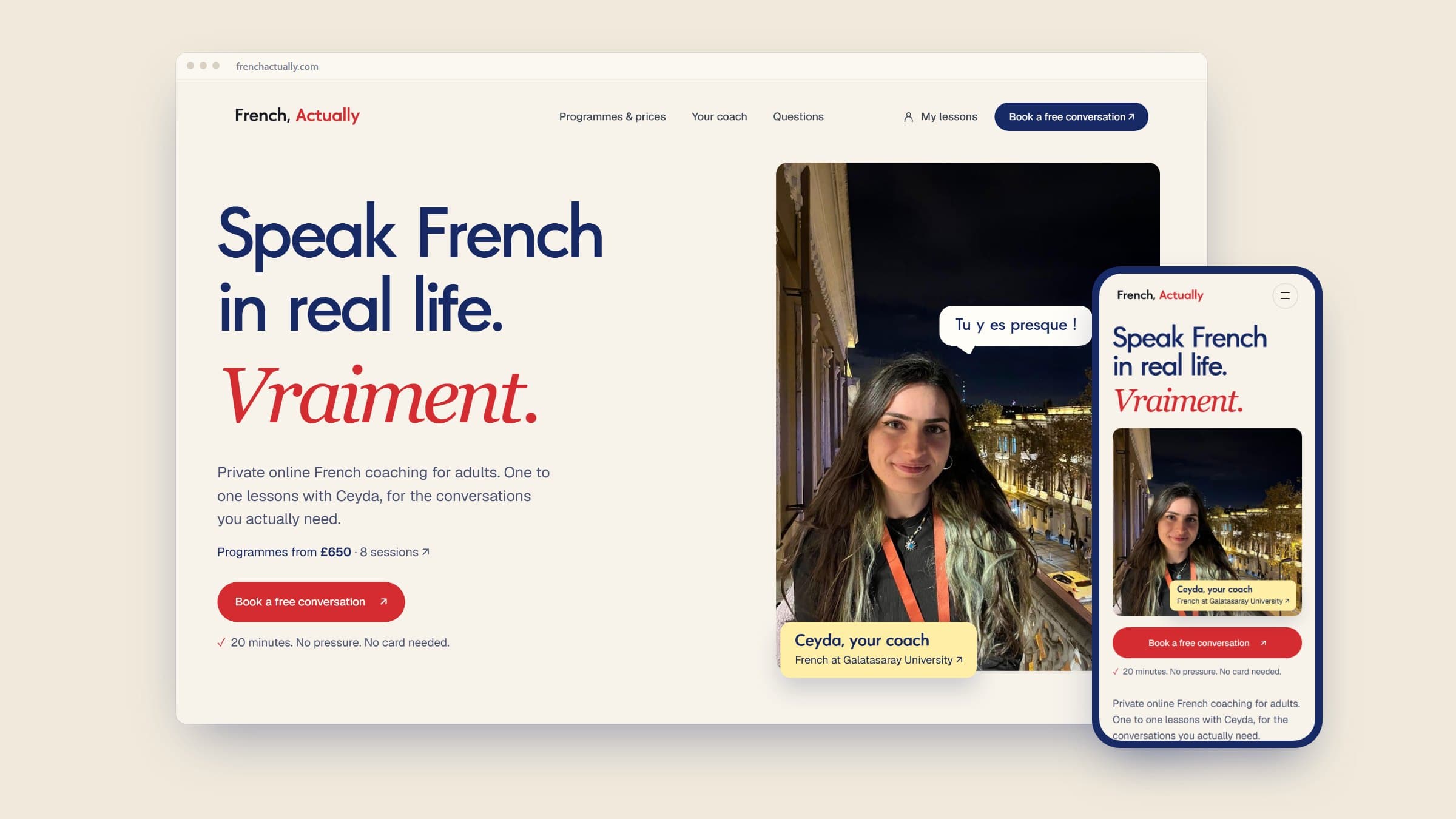 French, Actually ana sayfası bir tarayıcı penceresinde, önünde telefon görünümü